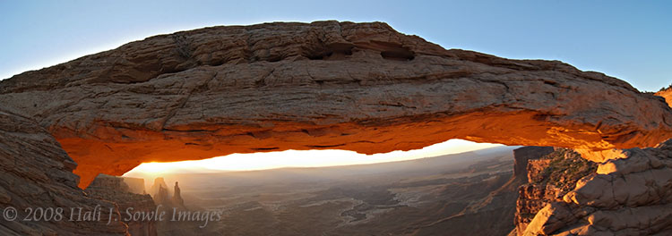 2008_09_02_Panorama 1.JPG - Mesa Arch a few minutes after sunrise